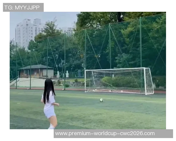 足球场上的风采与魅力足球最美太太们的故事与生活揭秘 足球场上的风采与魅力足球最美太太们的故事与生活揭秘